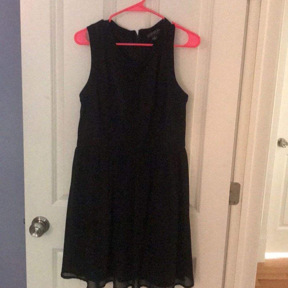 Black Forever 21 lace detailed dress